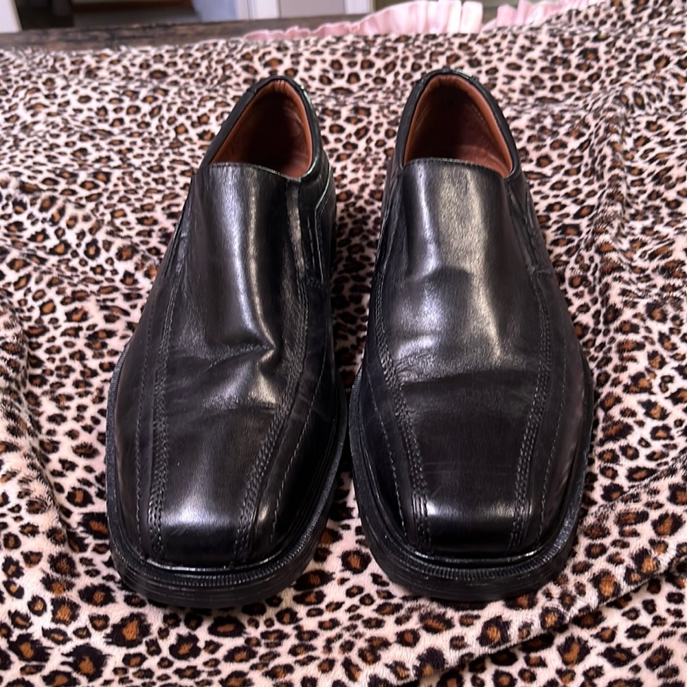 Men’s Johnston&Murphy loafers. Size 8 1/2. Waterproof- Sheepskin Leather. XC4.